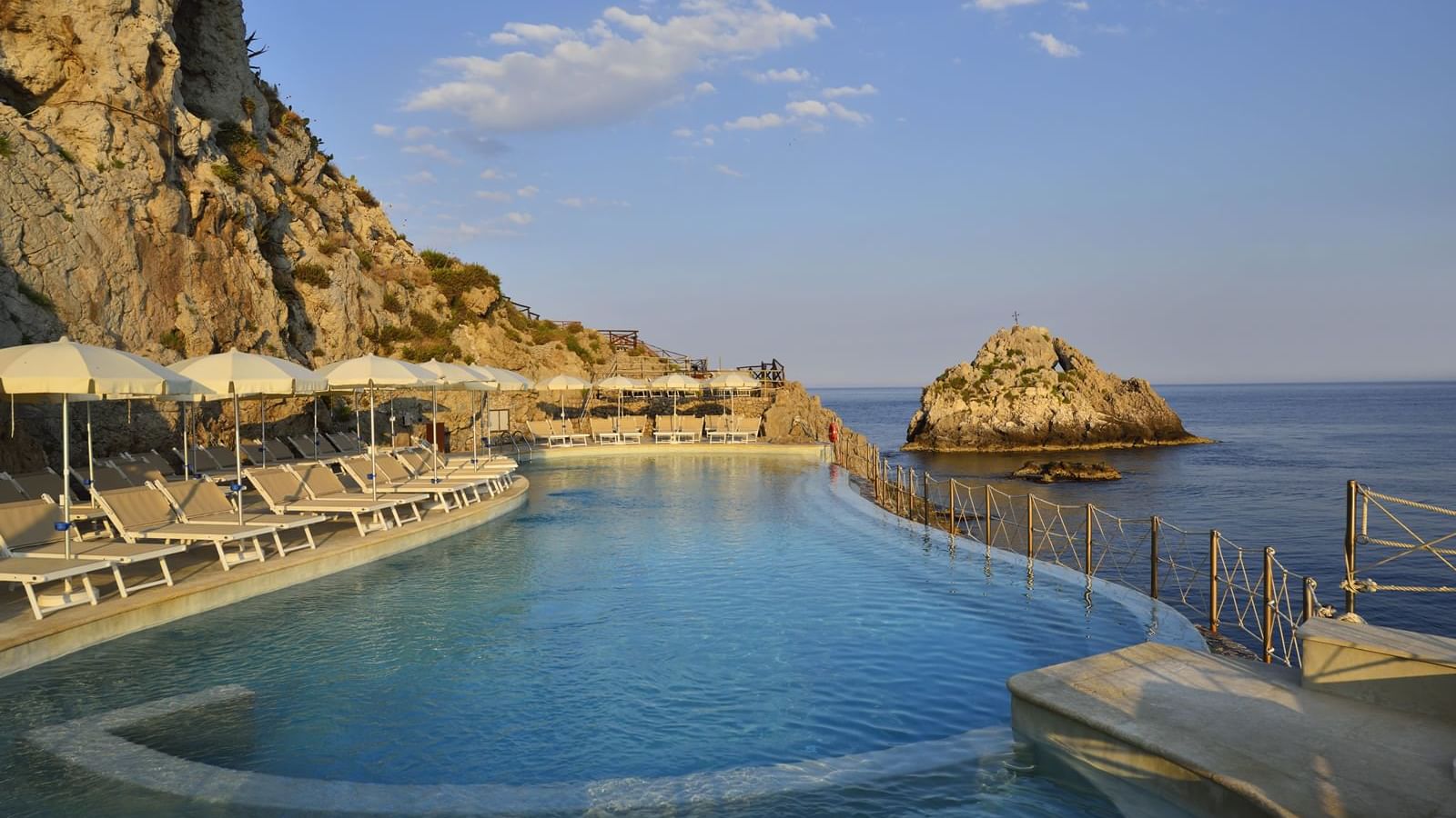 Infinity pool sul meraviglioso mare della Sicilia.